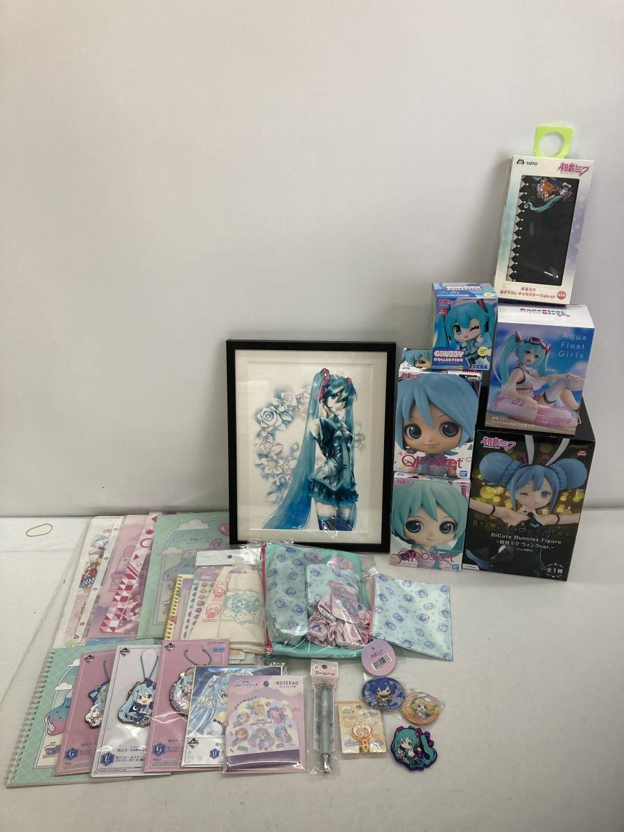 No.1445★1円~【初音ミクまとめ】フィギュア/キーホルダー/缶バッジ/クリアファイル/描き下ろしキャラクターウォレット/他 中古品