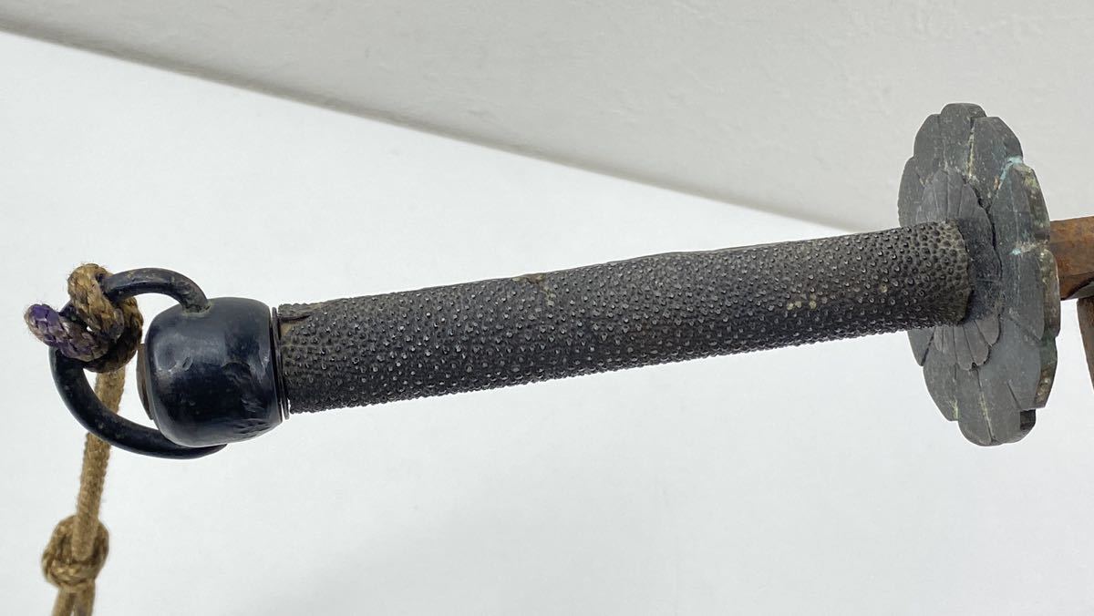 鉤付十手 薩摩紋 鉄地八角棒 鮫皮巻柄 真鍮菊鍔 兜割 長さ約43cm 重さ 
