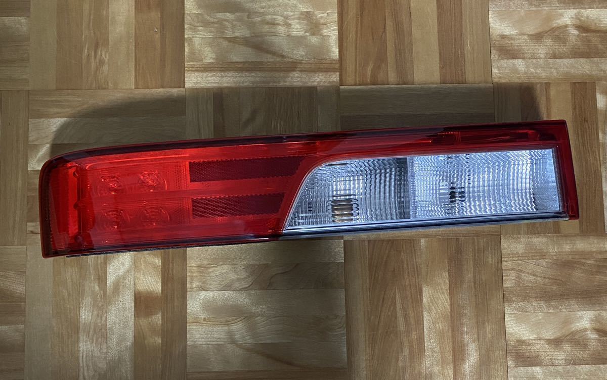 スズキ・エブリィ /DA17W 左テールランプ