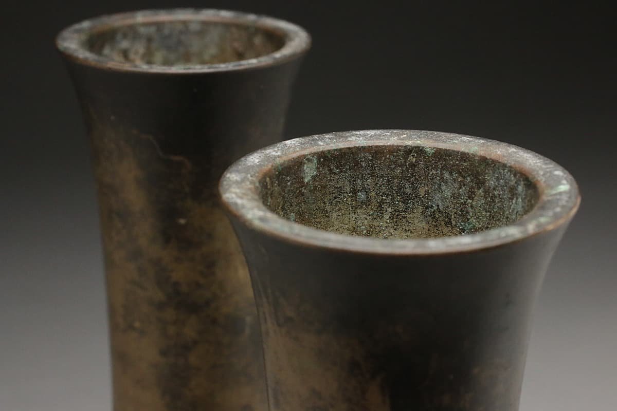 EI355 【丸和 印(在銘)】銅製 銅仏花器・銅花立 一対 高21.5cm 総重2.9