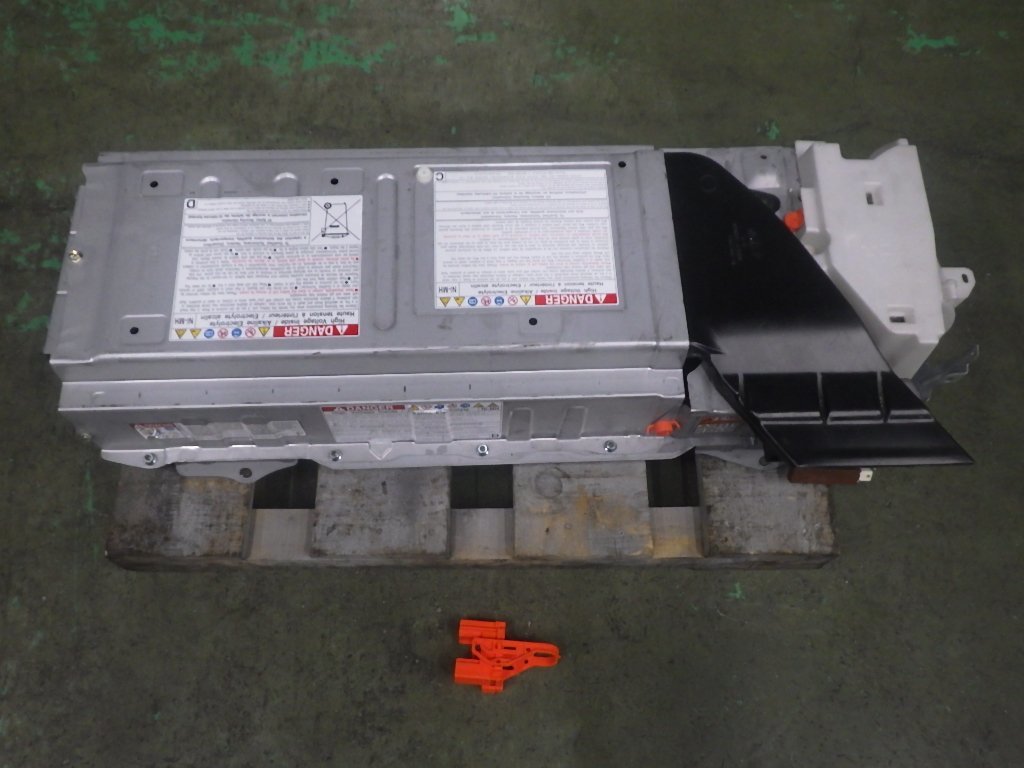 【個人宅配不可】中古 トヨタ プリウス ZVW30 HVバッテリー 324，282㎞ G9510-76012 過走行 ジャンク品 (棚1747-H403)