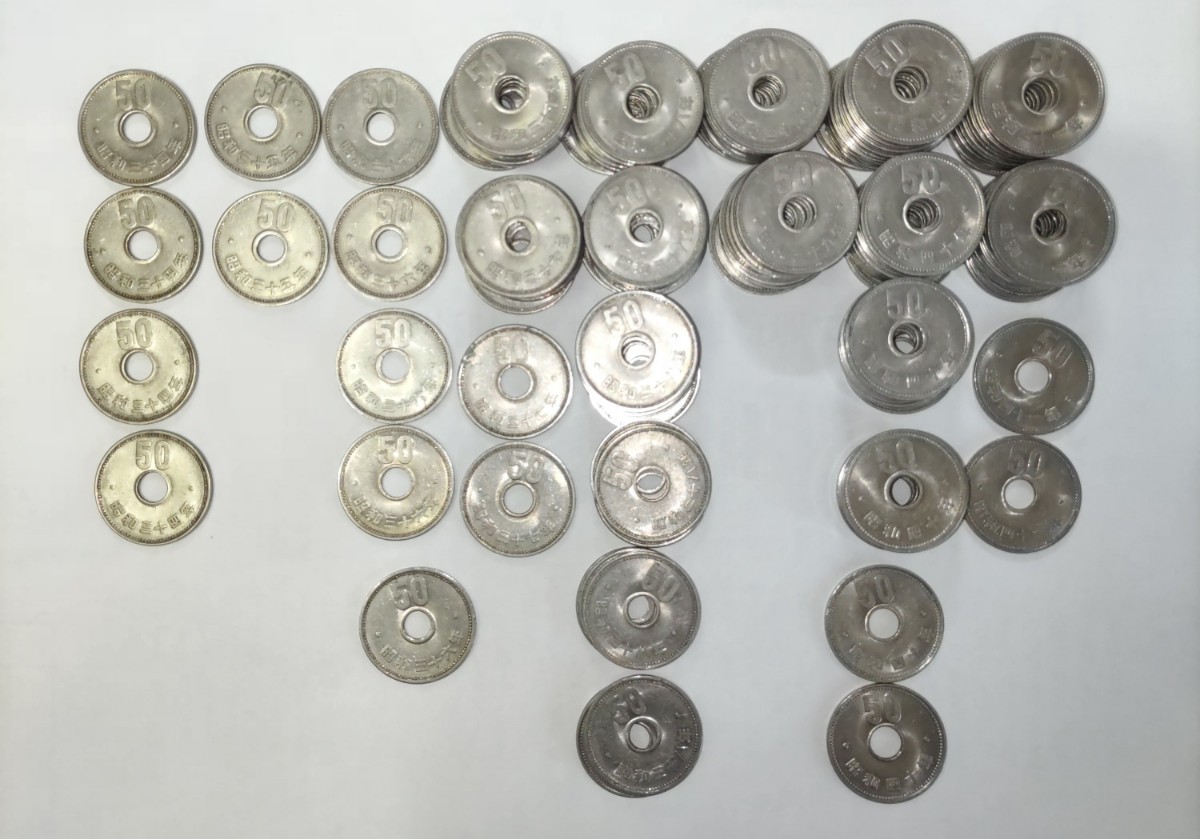 旧大型50円硬貨 菊穴あき　昭和34年35年36年37年38年39年40年41年 合計146枚 額面7300円 古銭　アンティーク　特年35年2枚含む
