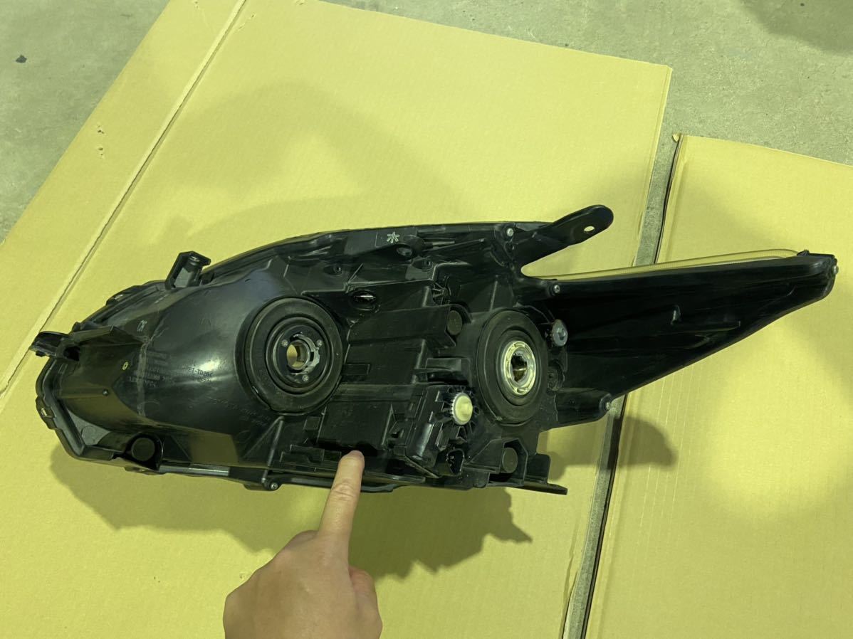 トヨタ プリウス ZVW30 前期 右ヘッドライト ハロゲン　純正 KOITO 47-29