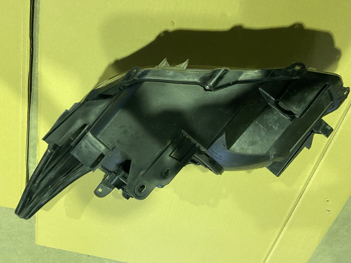 トヨタ プリウス ZVW30 前期 右ヘッドライト ハロゲン　純正 KOITO 47-29