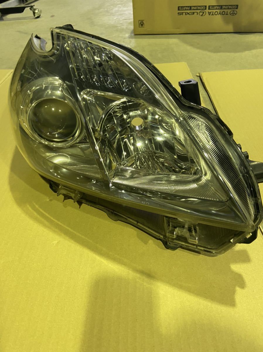 トヨタ プリウス ZVW30 前期 右ヘッドライト ハロゲン　純正 KOITO 47-29
