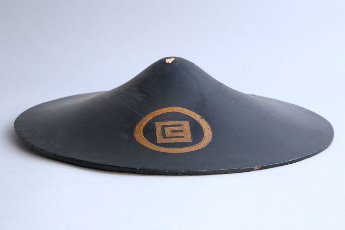 [2746100]時代 黒漆塗家紋入り陣笠◆武具/足軽/具足/漆芸/鎧/兜/甲冑/合戦/戦国時代/江戸時代/骨董/うぶ品