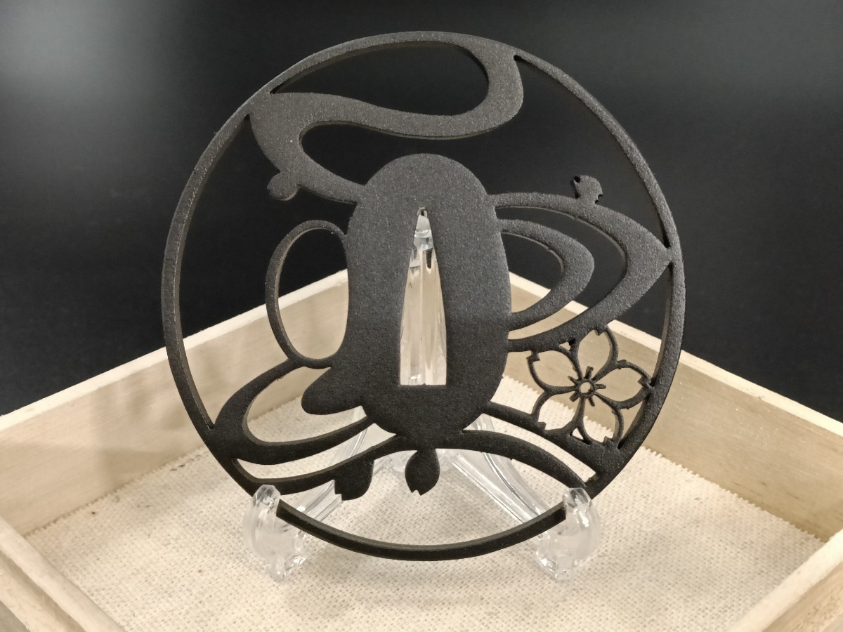 鉄鍔 波模様 木製ケース付き 鉄鍔 波模様 木製ケース付き 鉄鍔 無名(鍔、刀装具)｜売買され