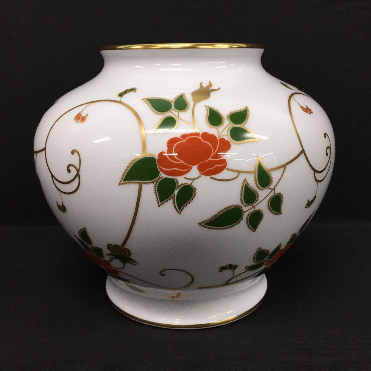 ◇OKURA 大倉陶園 花瓶 白磁 金彩 直径23cm×高さ19.5cm バラ 薔薇柄