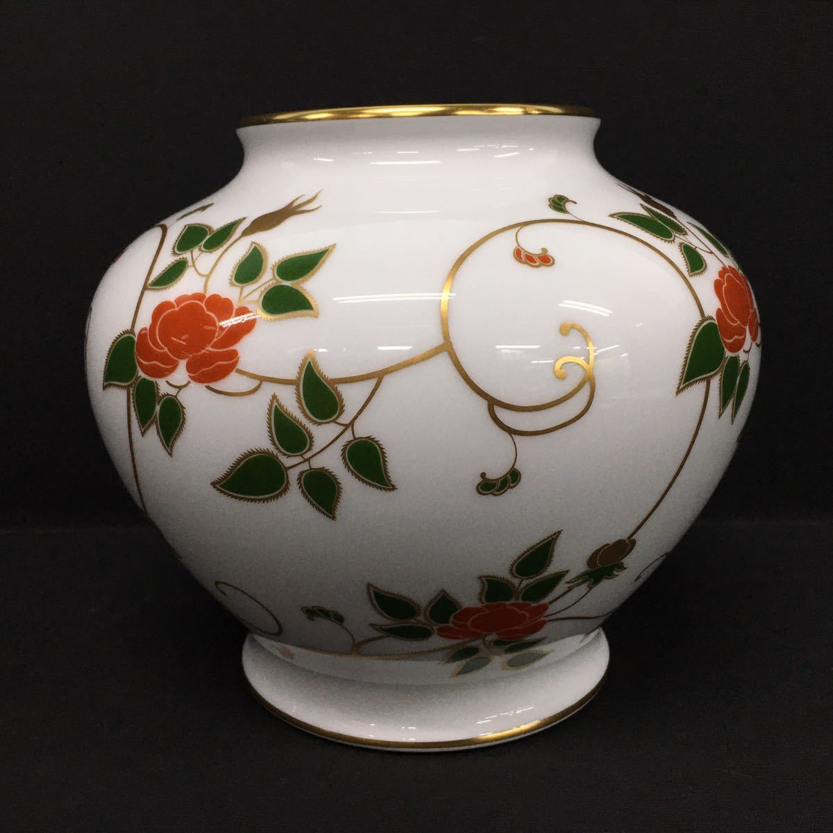 花瓶　金色のバラ模様　花入れ、陶器・磁器　専用箱付 ◇OKURA 大倉陶園 花瓶 白磁 金彩 直径23cm×高さ19.5cm バラ 薔薇柄
