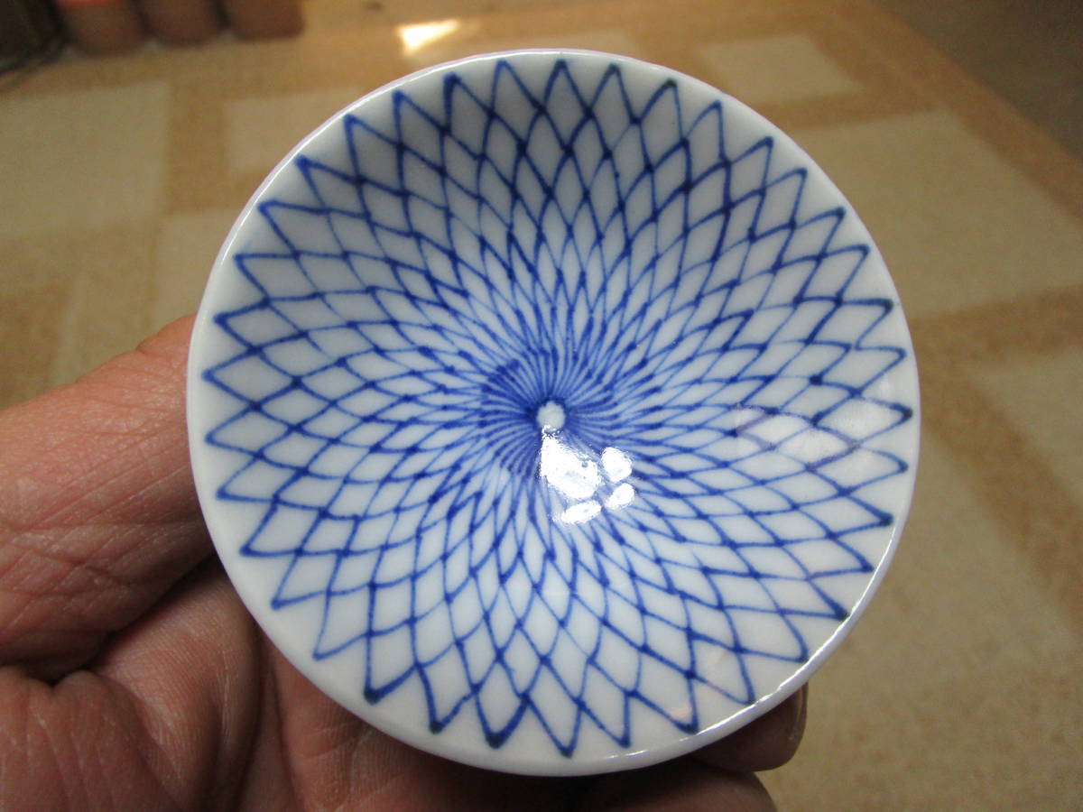 骨董アンティーク古伊万里染付網代網文様網目覗き猪口筒盃酒器