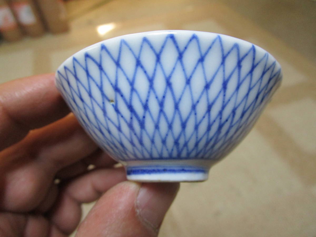 骨董アンティーク古伊万里染付網代網文様網目覗き猪口筒盃酒器