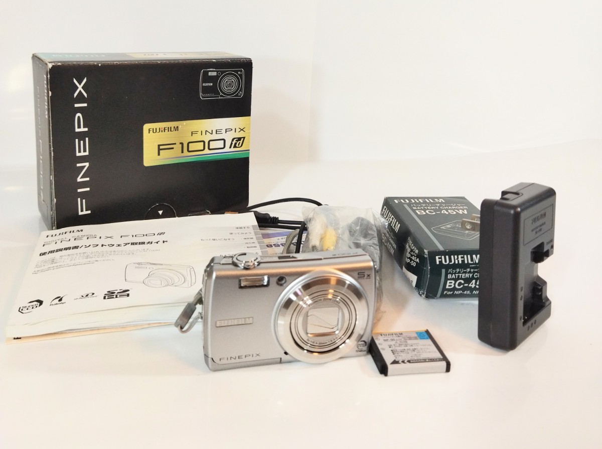 富士フイルム Fujifilm FinePix F100 fd ダークシルバー 5x 光学ズーム