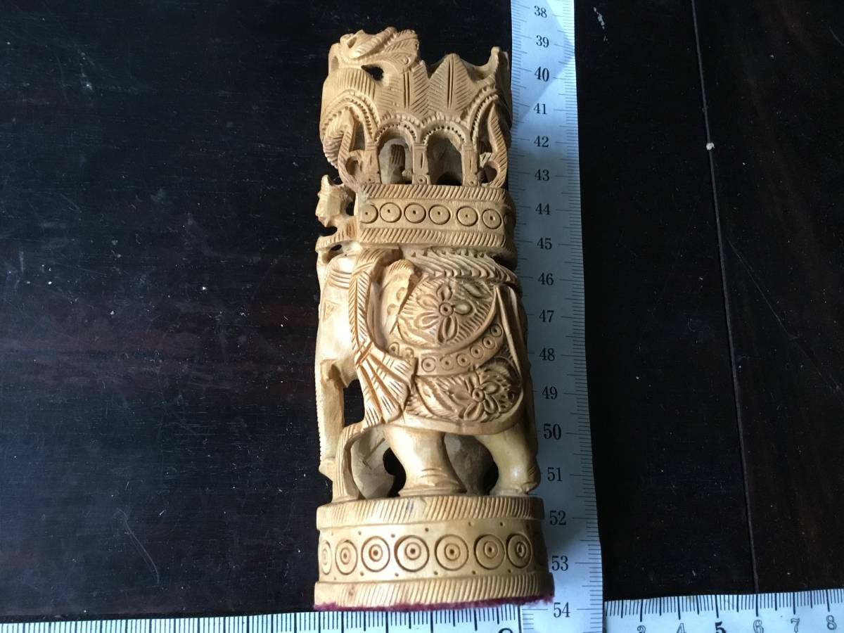 白檀手彫り目入り彫物 白檀の薫り 繊細な彫刻 神象に使者 造形は立体でたいへんきめ細かい