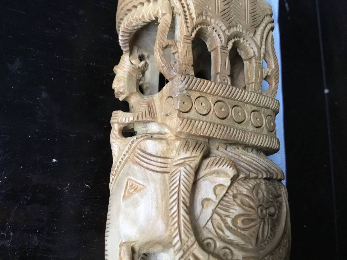 白檀の薫り 繊細な彫刻 神象に使者 造形は立体でたいへんきめ細かい