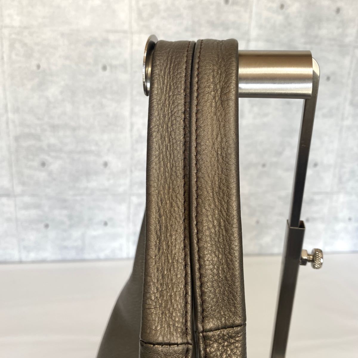 美品 WAKO ワコウ 現行品 銀座 和光 シボ革 肩掛け シボ革 ブロンズ