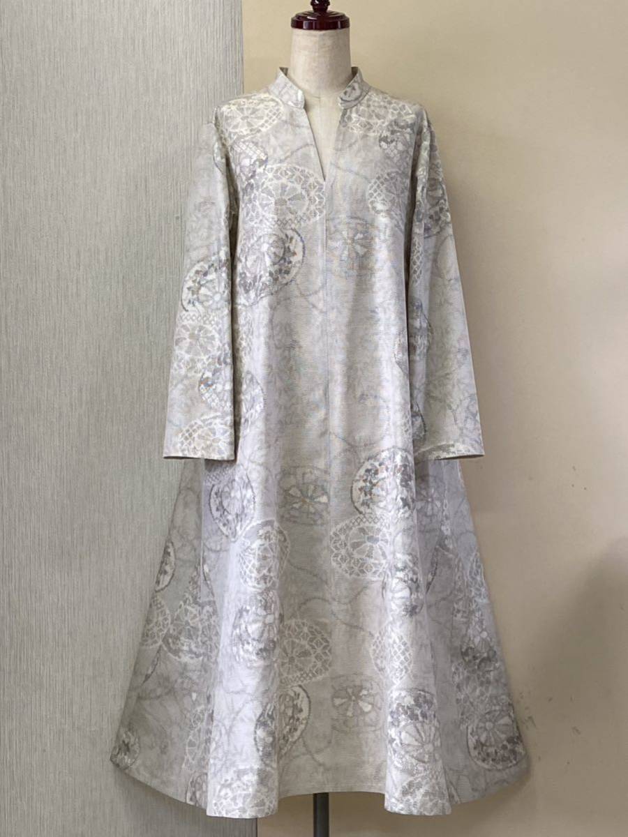 着物リメイク★正絹★紬★灰白色★源氏車模様★スタンドカラー、ロングフレアーワンピース