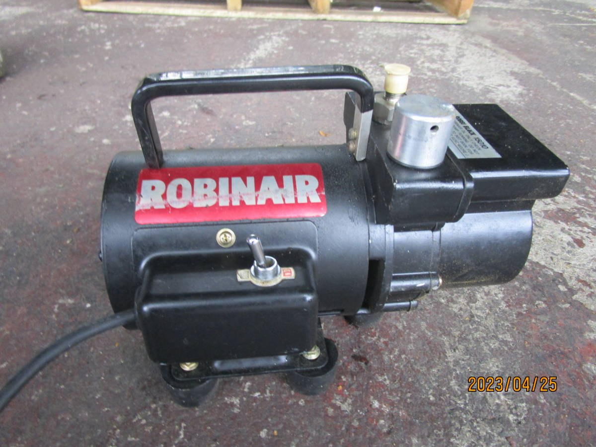 油谷 №8045 真空ポンプ ロビネア BLACK15010 100V バキュームポンプ 真空引き ポータブル 油回転ポンプ 電動工具 中古 収納箱付き 中古