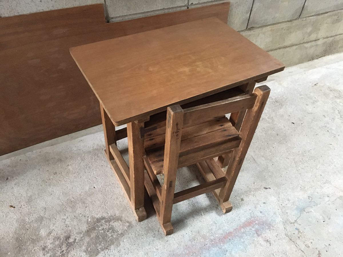【驚きの破格値，限定SALE】 当時物 昭和レトロ 勉強机 学習机 学校 教室 アンティーク 幅約60cm 奥行約40cm 高さ約67cm(雑貨)｜売買されたオークション情報、yahooの商品情報をアーカイブ公開 - オークファン その他