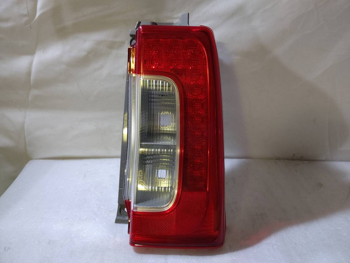 即決 交渉OK！ 少々の使用感程度 LED 点灯OK ポン付OK！ LA600S LA610S 標準 タント 右テールライト 右テールランプ 220-51391 81551-B2350