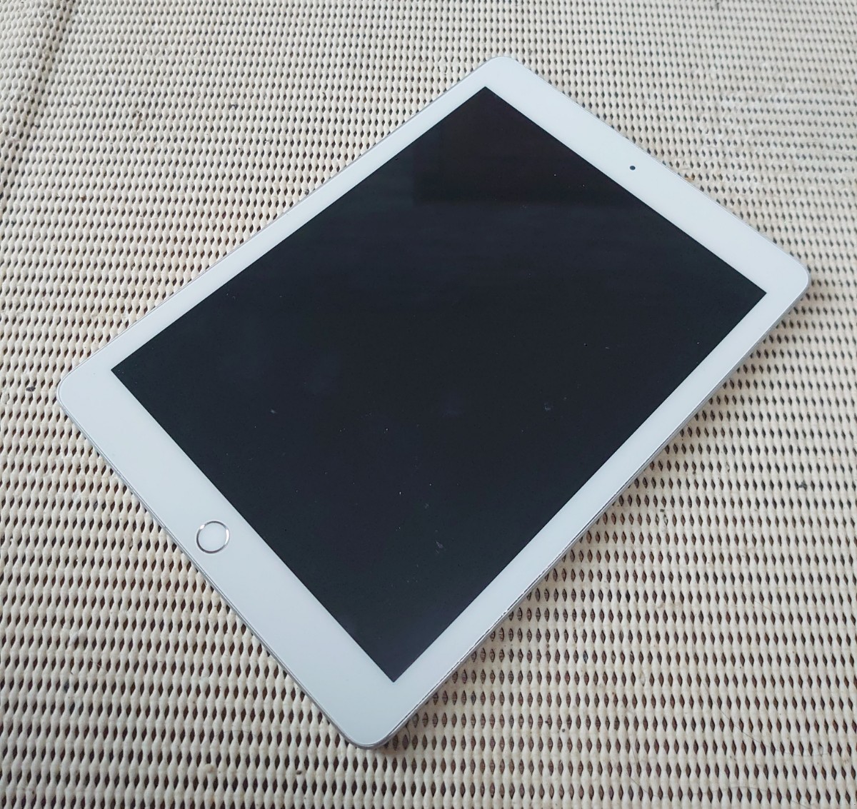 iPad第5世代(A1822)本体32GBシルバー ジャンク品1円スタート送料無料