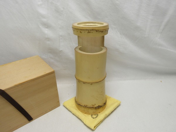 504451 【 美品 華道具 宗竹作 一重切竹花入 掛置兼用 共布 共箱 二重箱 】 検) 作家物 茶道具 茶懐石 竹器置 飾物 茶道教室 花生け ⅱ