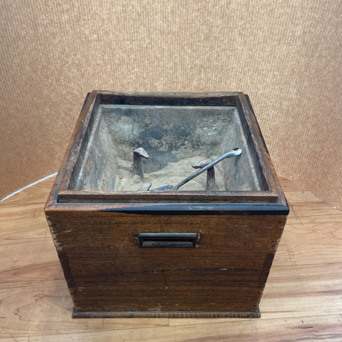 ガラス板付き木製正方形火鉢 灰付き アンティーク 古民具