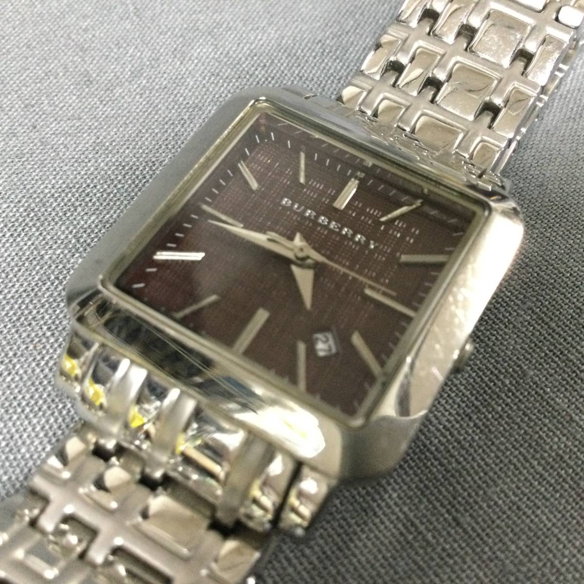 5506/29 GJ51352 BURBERRY BU1227 50M/165FEET スクエア型 クォーツ 
