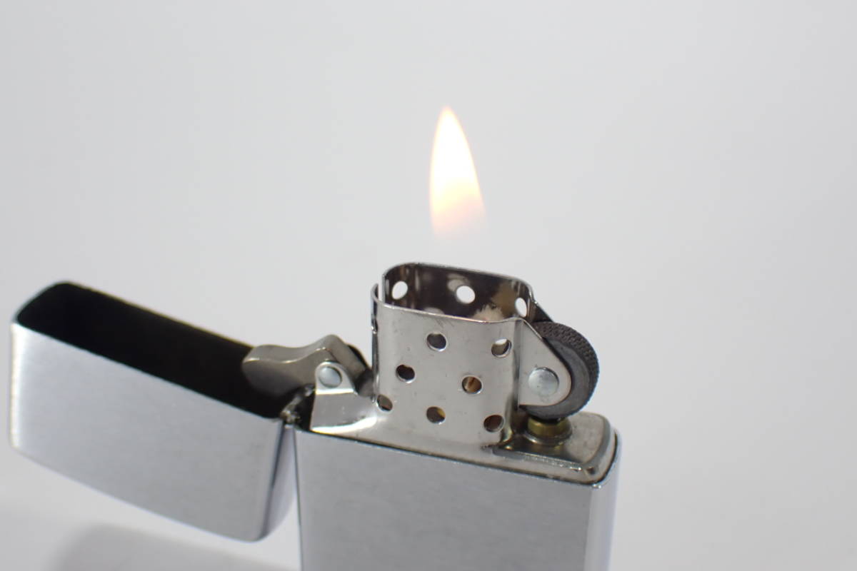 | ZIPPO] 百姓いろは 83147【 /// ZIPPO // 】斜字体 筆記体 旧ロゴ イタリック体 1977年 ビンテージ ジッポー 着火確認済み【 ／／／ ZIPPO ／／ 】