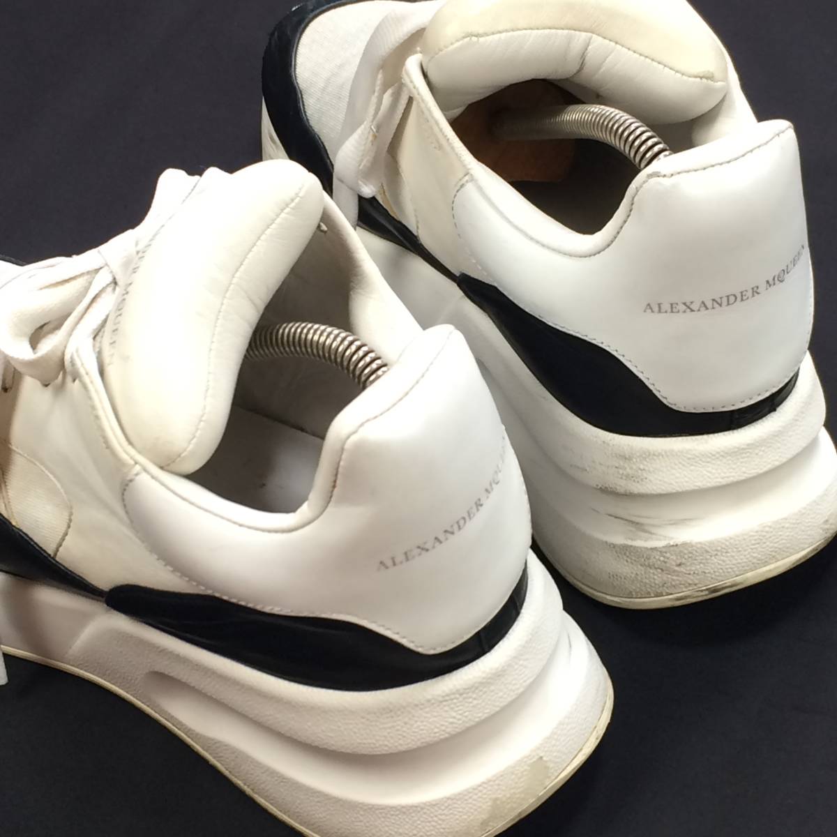 ALEXANDER McQUEEN/アレキサンダーマックイーン 白×黒 ロゴプリント 