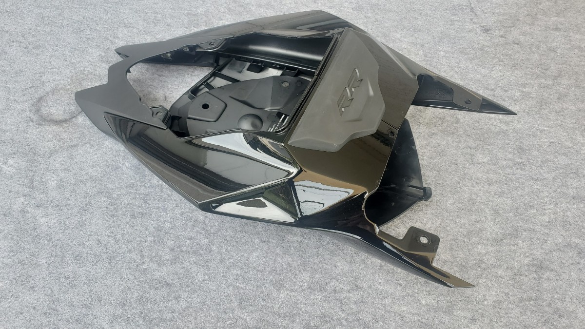 S1000RR 15-18 純正テールカウル シートカウル リアカウル S1000RR 純正 BMW S1000RR純正ｼｰﾄｶｳﾙ用シート台&amp;シートベース&frasl;黒ゲル SUKIRACINGS1000RR 2015-2018バイク専用シングル