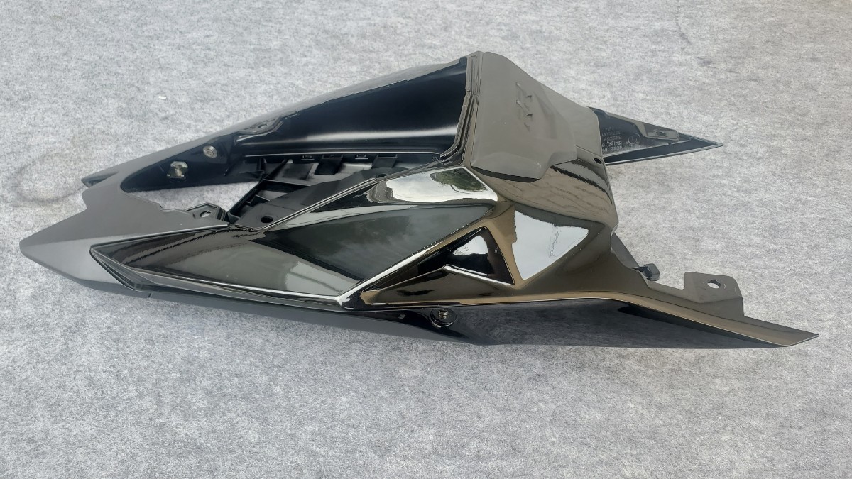 S1000RR 15-18 純正テールカウル シートカウル リアカウル S1000RR 純正 BMW S1000RR純正ｼｰﾄｶｳﾙ用シート台&amp;シートベース&frasl;黒ゲル SUKIRACINGS1000RR 2015-2018バイク専用シングル