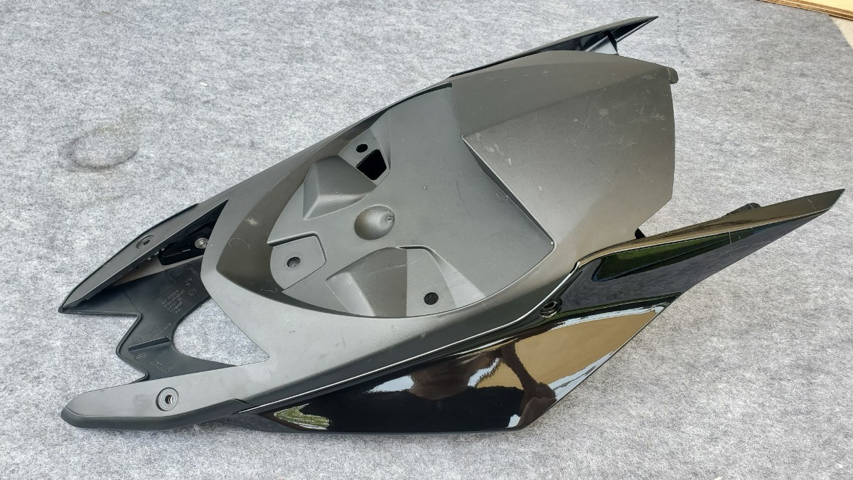 S1000RR 15-18 純正テールカウル シートカウル リアカウル S1000RR 純正 BMW S1000RR純正ｼｰﾄｶｳﾙ用シート台&amp;シートベース&frasl;黒ゲル SUKIRACINGS1000RR 2015-2018バイク専用シングル