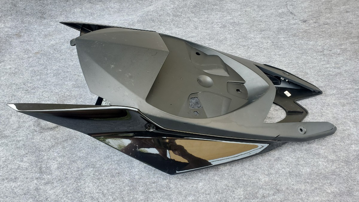 S1000RR 15-18 純正テールカウル シートカウル リアカウル S1000RR 純正 BMW S1000RR純正ｼｰﾄｶｳﾙ用シート台&amp;シートベース&frasl;黒ゲル SUKIRACINGS1000RR 2015-2018バイク専用シングル