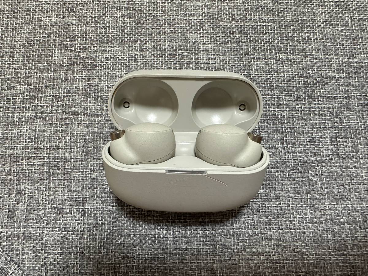 SONY ワイヤレスイヤホン WF-1000XM4 プラチナ 状態は良好です。 接続