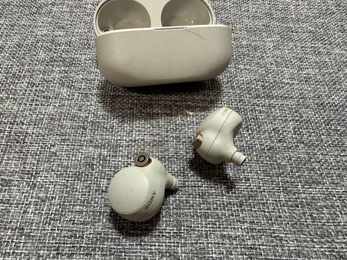SONY ワイヤレスイヤホン WF-1000XM4 プラチナ 状態は良好です。 接続