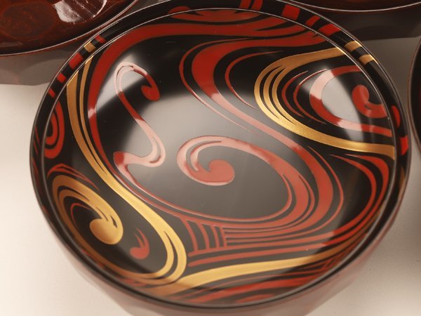 流】春仁作 溜塗 亀甲型渦蒔絵煮物椀五客 共箱 DF784 輪島塗