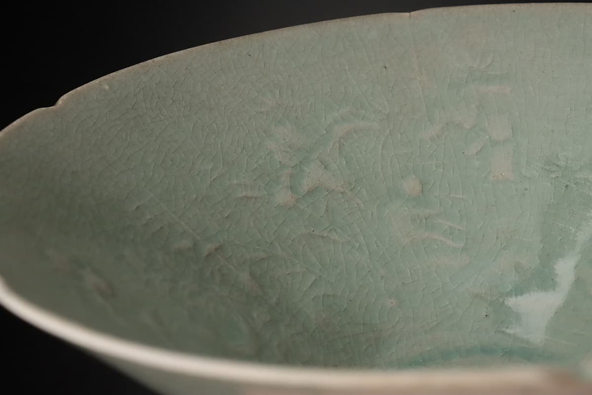 ZL750 朝鮮古美術 高麗青磁鉢 径19cm 重560g 木箱附・高麗青磁陽刻草花