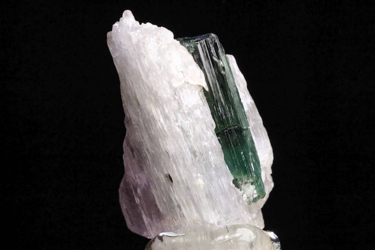 天然の二色クンツァイト結晶。