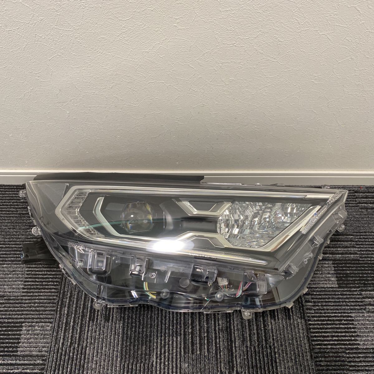 中古 トヨタ AXAH52 AXAH54 RAV4 ラブ4 ハイブリッド 純正 右 運転席