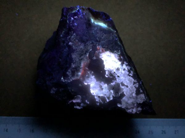 ☆金鉱石 ◇岩手県世田米鉱山 【国産鉱物標本 ☆鮮やかな白い蛍光