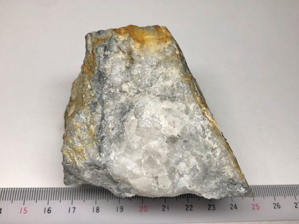 ☆金鉱石 ◇岩手県世田米鉱山 【国産鉱物標本 ☆鮮やかな白い蛍光