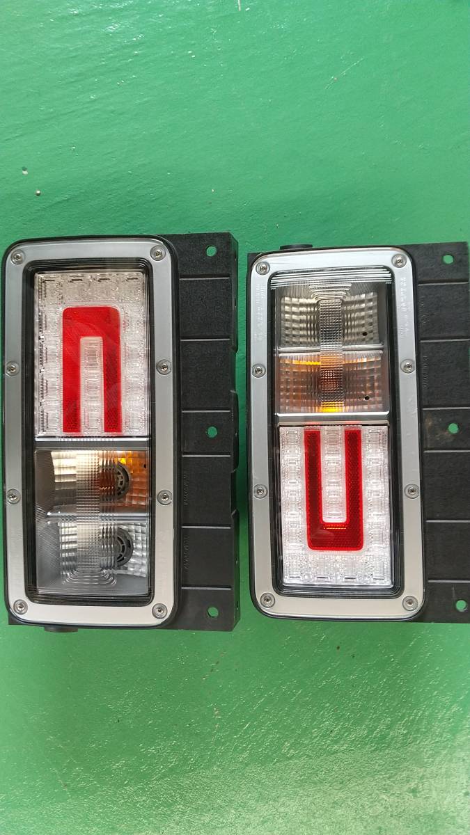 現行 17 プロフィア 日野 純正 テールランプ 新車外し 左右セット 美品46！