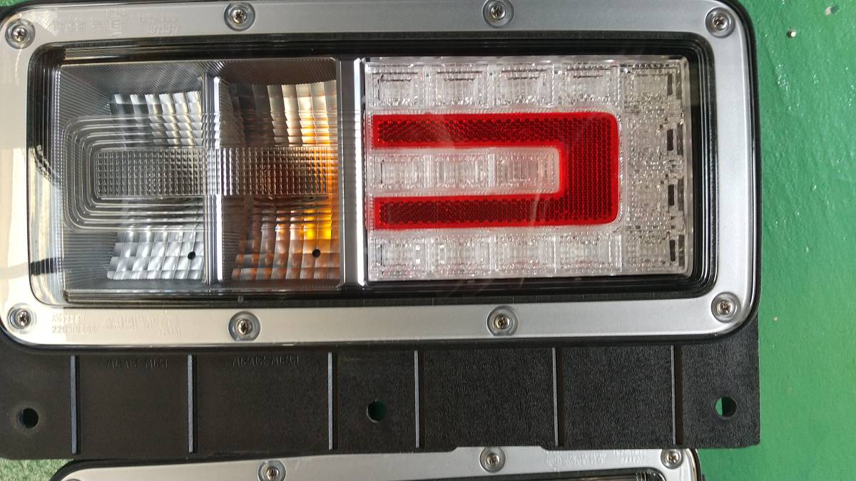 現行 17 プロフィア 日野 純正 テールランプ 新車外し 左右セット 美品46！