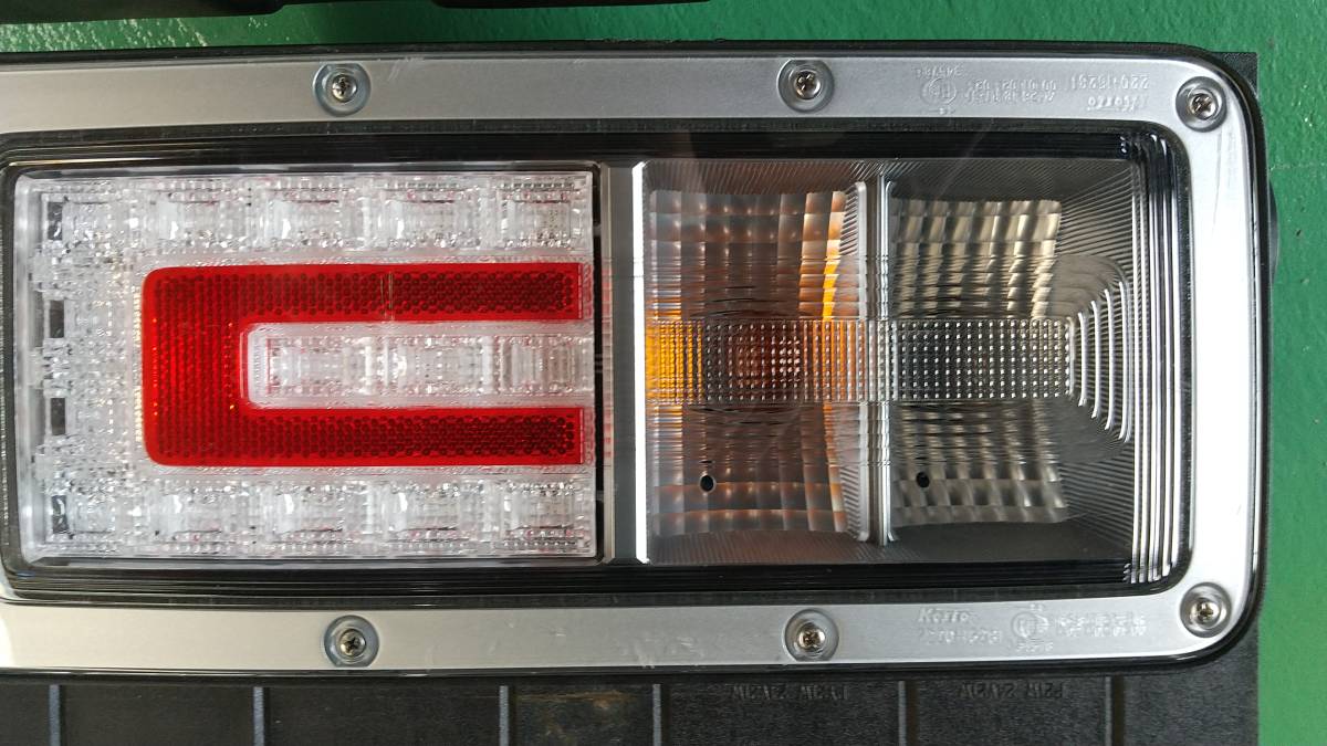 現行 17 プロフィア 日野 純正 テールランプ 新車外し 左右セット 美品46！