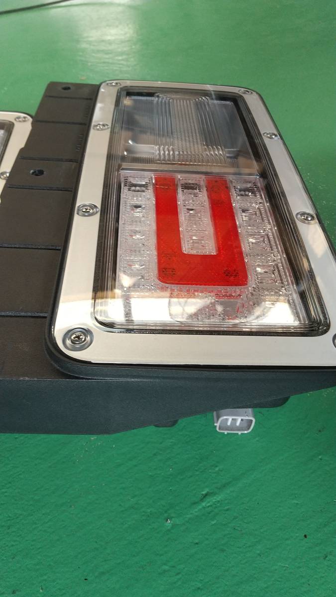現行 17 プロフィア 日野 純正 テールランプ 新車外し 左右セット 美品46！