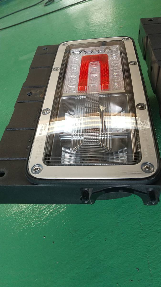 現行 17 プロフィア 日野 純正 テールランプ 新車外し 左右セット 美品46！