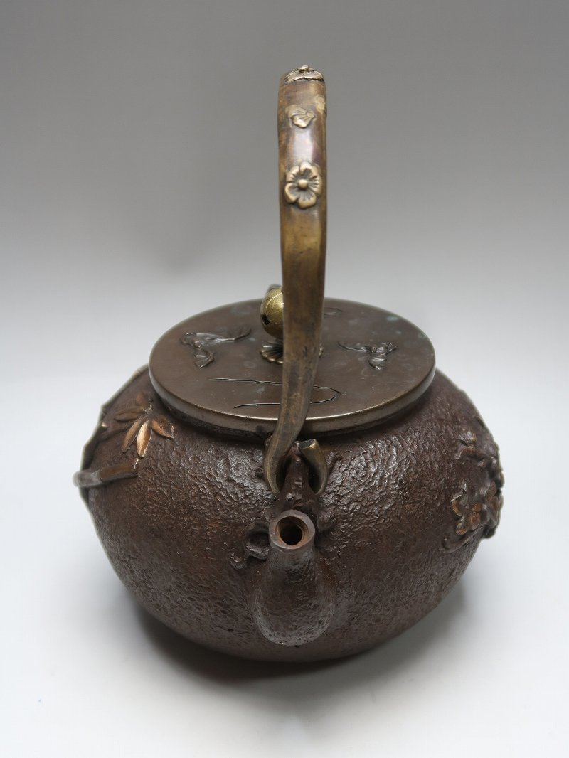 亀文堂 拙家款 山水楼閣図 松竹梅 銀象嵌提手 鉄瓶 亀