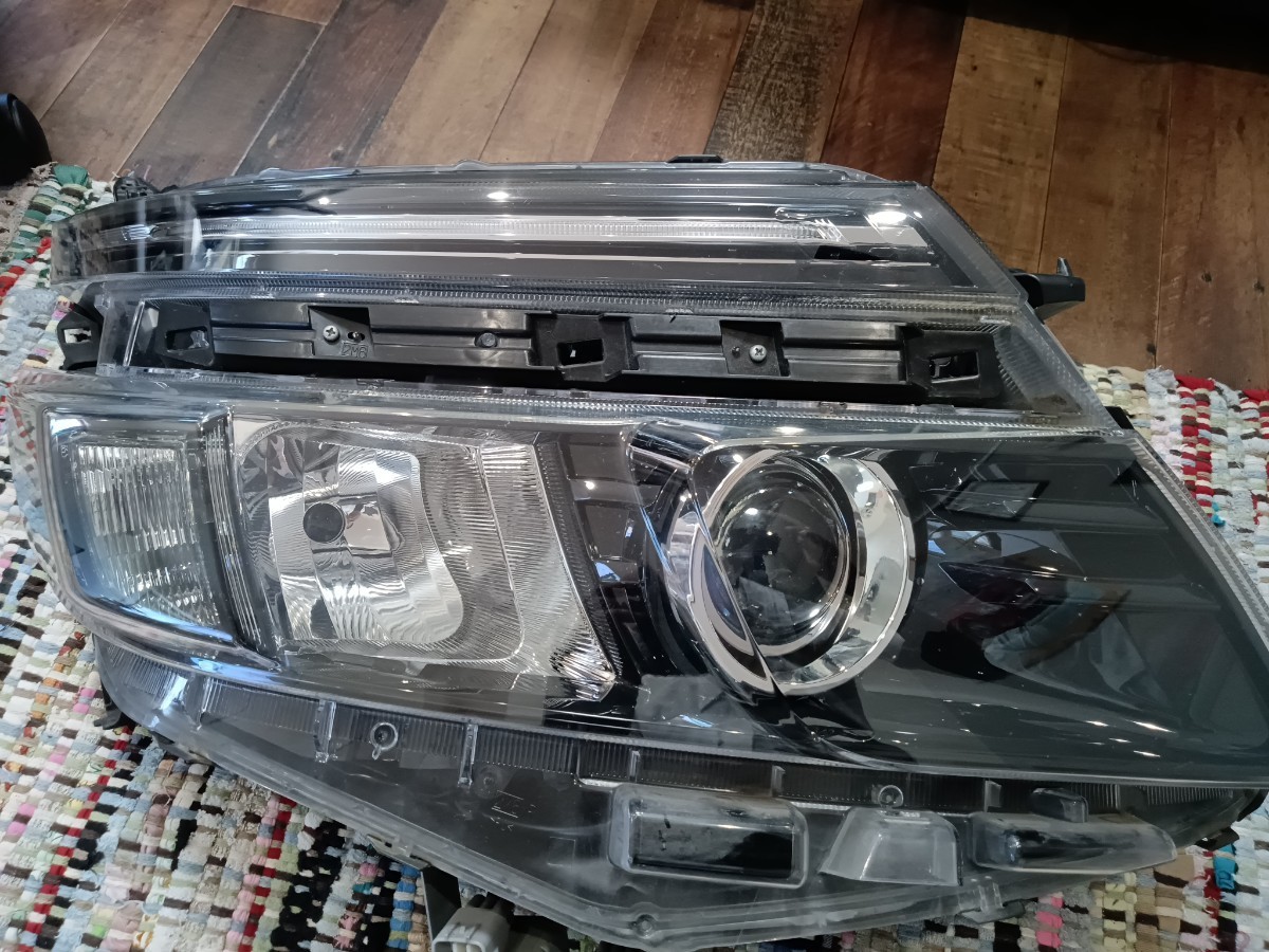 ヴォクシー　ZWR80 LED 右ヘッドライト ICHIKOH28-229