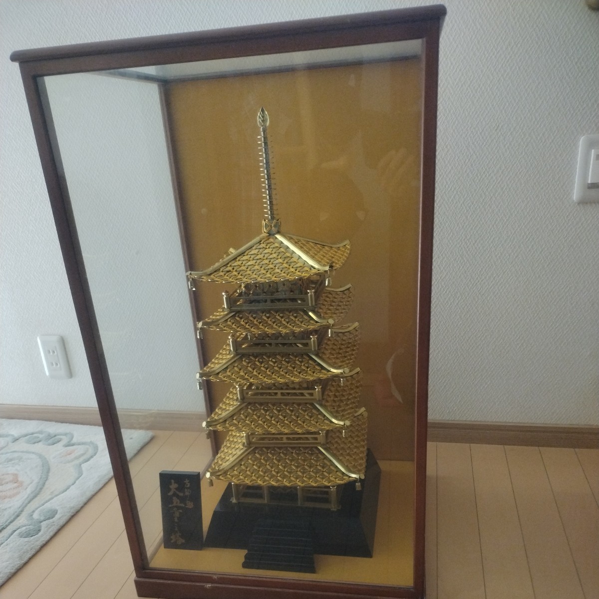 御縁 五重の塔 五円玉 ガラスケース入 縁起物 金運 置物 5円玉アート 
