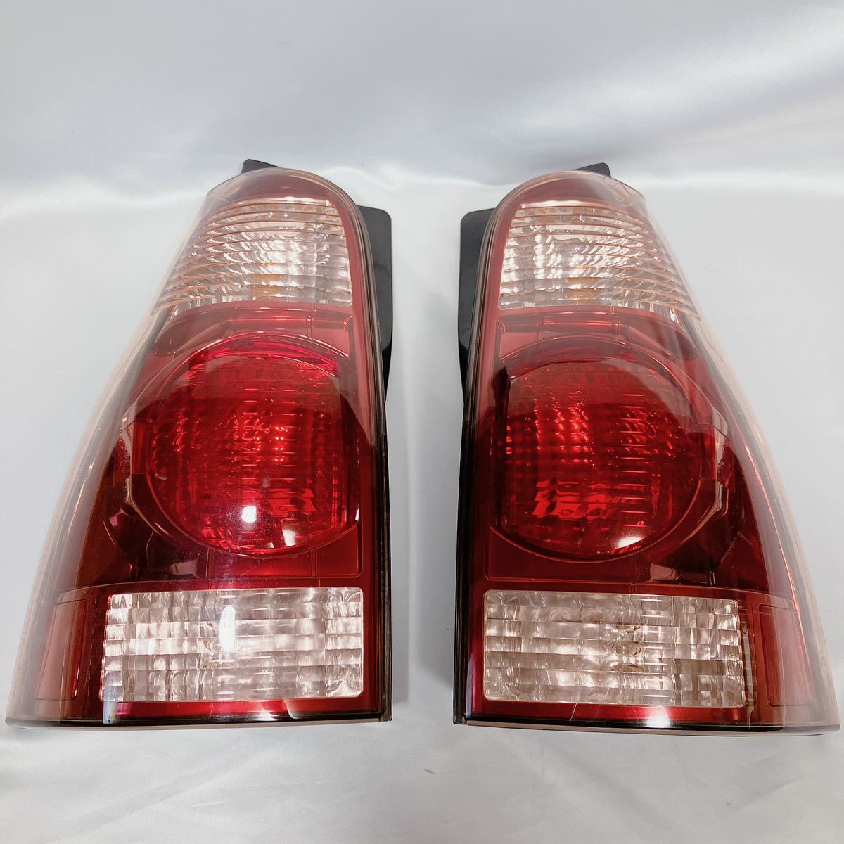 未使用】トヨタ ハイラックスサーフ TRN210W 前期 純正テールレンズ